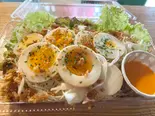 煮卵サラダ（お弁当とまぜそば ラーメン居酒屋統領）