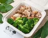 皮なし鶏モモ肉ステーキ(300g)＆新鮮国産ブロッコリー（東京チキンファクトリー 神田淡路町店）