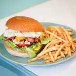 タルタルベーコンチーズバーガー【フライドポテト付き】（Over Drive Burger）