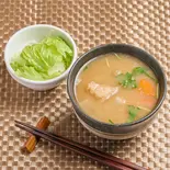 かに汁(ミニ生野菜付き) ホームメイド（「おむすび おにぎり」シイナノゴハン (肉巻きおむすび 豚汁 生姜焼き ハンバーグ)）