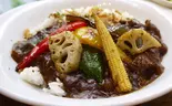 彩り野菜の牛すじカレー（日本橋箱崎町ビンチェ）