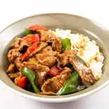 牛肉のオイスターソース炒め丼 蚝油牛肉片盖饭（The Family 麻辣大学 ららテラス HARUMI FLAG店）