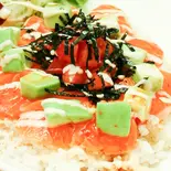 サーモンアボカド丼(本まぐろ中とろ切り落としと次の肉料理 マキバスタイル 芝浦店)
