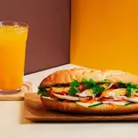 目玉焼きバインミー ジュースセット Fried Egg Banh Mi - Juice Set（バインミーシンチャオ 神戸店）