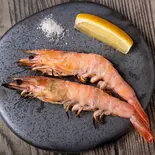 天使の海老まるごと溶岩焼き（赤身肉ステーキダイナー アカウシ）