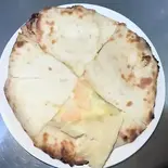 エビチーズナン Ebi Cheese Nan ¥650（グムティー ヒル インド ネパール レストラン＆バー）