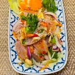 ヤム・ネーム(タイ風発酵ソーセージのスパイシーサラダ) ยำแหนม（シャムチャントラー）