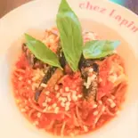 スパゲッティ 大盛り揚げ茄子とモッツアレラのトマトソース バジル風味(トラットリア シェ ラパン)