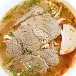 ピリ辛牛肉のブンボーフェ Bún bò huế（ベトナムレストランNGON 2号店）