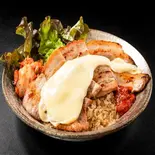 チーズサムギョプサル丼【お肉2倍】 Samgyeopsal Rice Bowl with Cheese (Double Portion of Meat)（韓流ご褒美飯♪バターガーリックライスの【サムギョプサル丼】 日吉店）