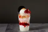 クッキー＆苺ミルクアイスパフェ(300ml)Cookie ＆ Strawberry Milk Ice Parfait（パフェBar「YORUYORU」 南6条西）