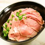 黒毛和牛のローストビーフ丼~生卵のせ~(こなもん 立川店)