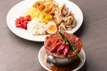 豚のスタミナ焼きのせ激辛！鶏のチリチリ赤カリー（カレーは飲み物。 秋葉原店）