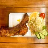 スパイシー豚スペアリブ Spicy buta spear-rip (pork)（アジアンダイニング・ベイリーフ）