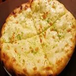 【ニンニクたっぷり】ガーリックチーズナン/Garlic Cheese Naan（金継ぎアジアンダイニング＆バー）