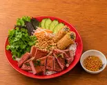 つくね＆揚げ春巻きの和え麺（ベトナム料理 Chi-Chan 上野店）
