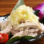 蒸し鶏ネギ塩ソース Steamed chicken with green onion salt sauce（けむり屋 なんば2号店）