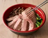 【当店の名物】熟成厚切り牛タン塩丼（牛とスープの東大門市場 神楽坂店）