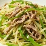 青椒土豆絲炒肉(チンジャオトゥドウスーチャオロー)（向陽手打ちラーメン）