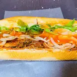525イワシトマト煮バインミーbánh mỳ cá hồi sốt cà chua（525 Banh my サンドイッチ＆coffee専門店）