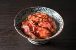 萬牛_上カルビ丼 / つぼ漬け、自家製辛子にんにく付（炭火たれ焼肉丼 萬牛カルビ 元住吉店）