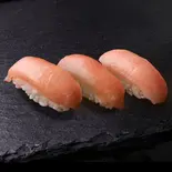 本まぐろ中とろ(3貫)（ちよだ鮨 綱島店）