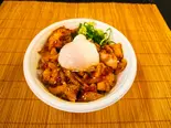 甘辛とり温玉丼 - 国産鶏モモ肉使用 Sweet and Spicy Chicken Bowl with Soft-Boiled Egg -（神戸長田牛すじ専門店 すじ福）