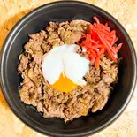 m1 まかない牛丼(温玉付き)（炭火焼肉弁当のニュージーランド社）