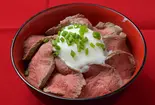 バラ色ローストビーフ丼(熟成肉専門店 ステーキ泉)