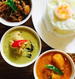 ชุด3 ガパオライス、グリーンカレー、チェンマイカレーの三種盛り 3-Set: Gapao + Green Curry + Chiang Mai Curry（バンコク ピーナッツ食堂）