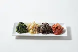彩りナムルとキムチの盛り合わせ（山形冷麺 りんご苑 南千住店）