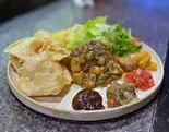 カリブカレー(ロティ、チョーカ付き)（極東アンティール）