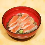 当店自慢のサーモン丼（辰龍 鮨処）