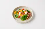 季節のカプレーゼ トマトとオレンジ(SEASONAL CAPRESE WITH TOMATO ＆ ORANGE)（YOGI GREEK＆ACAI 秋葉原店）