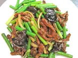 牛肉のニンニクの芽炒め(中国家庭料理 你好 田町店(蒲田ニーハオ田町店))