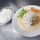 黒胡椒香るクリーミーチーズハンバーグ弁当（K's kitchen）