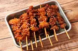 沼る！揚げ鶏皮串 ニンニク醤油ダレ(黒)10本（アカマル屋 川崎東口店）