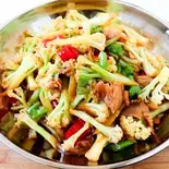 干锅花菜(カリフラワー鉄鍋炒め)（中国料理 壺家大排档）
