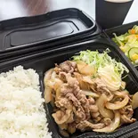豚の生姜焼き(ライス付き)+ミニサラダ+スープ(居酒屋まつこ ランチ&カフェ)