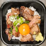 鮪料理の傑作品 “中トロマグロ部位の焼肉丼(新鮮な卵黄付)（【大トロ/中トロの鮪(まぐろ)専門】bento ya Donmaru/丼丸 sushi bento vendor/tuna expert/Donmaru）