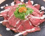 熟成ローストビーフ丼 温玉のせ（タピオカ＆韓国フード専門店 ミンチャ）