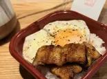 釜炊き月見うな小丼(鰻二切れ・玉子乗せ)（鉄・釜・鰻 ねどこ 南森町店）