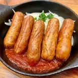 ソーセージの鉄板焼き（無敵酒場）