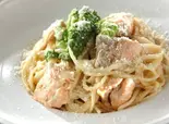 サーモンとキノコのクリームソース Salmon with mushroom pasta(洋風酒場トゥエルブ)