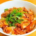 豚キムチ炒め丼（居酒屋 カメチュウ）