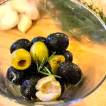 オリーブの香草オイルづけ(ピジケア(お一人様にちょうどいいサイズのピザです))