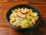 鉄板で炒めた至高の牛ホルモン丼（立飲みカドクラ）