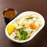 サブジプロー(インド風焼き込み豆入りご飯&チキンカレー/キーマカレー/バターチキンカレー/マトンカレーから1つ&サラダ&ドリンク&デザート)(インディアン ラソイ)