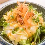 厚切りベーコンととろーり卵のサラダ（居酒屋亀屋 博多店）