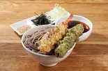 W天ぷらもりそば(エビの天ぷら、ちくわの天ぷら)(なぜ蕎麦にラー油を入れるのか。渋谷店)
